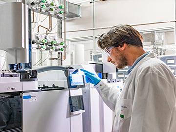 Laboratory worker operating a machine for extractables en leachables testing