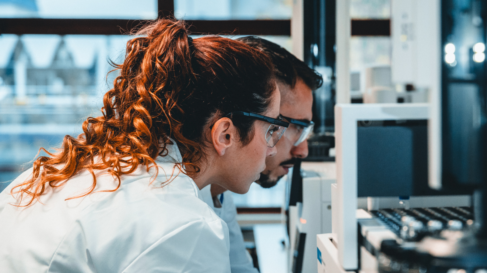 Scientists assessing results for a toxicological evaluation as part of a extractable & leachable study