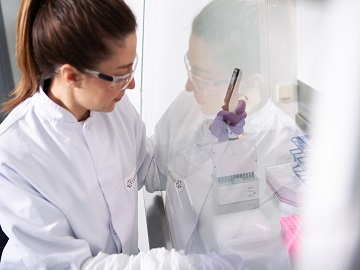 Performing a molecular biological test using a multi pipette