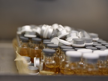 Labelling and packaging of vials as part of GMP contract manufacturing 