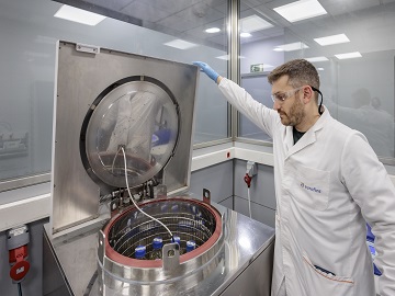 Employee performing a sterilisation validation of medical devices
